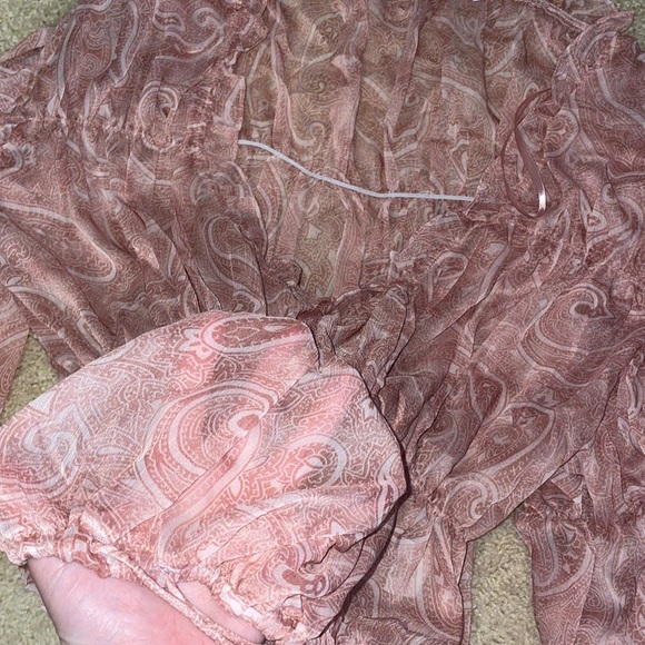 A7 - 368
VICI billowed tiered sheer top pink and white floral detail - Picture 4 of 17